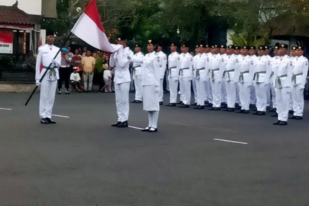 Lencana dan Kendit Terpasang, Letkol Sidik Pramono Tegaskan Paskibraka Kabupaten Klungkung Siap Kibarkan Merah Putih di HUT RI Ke-81
