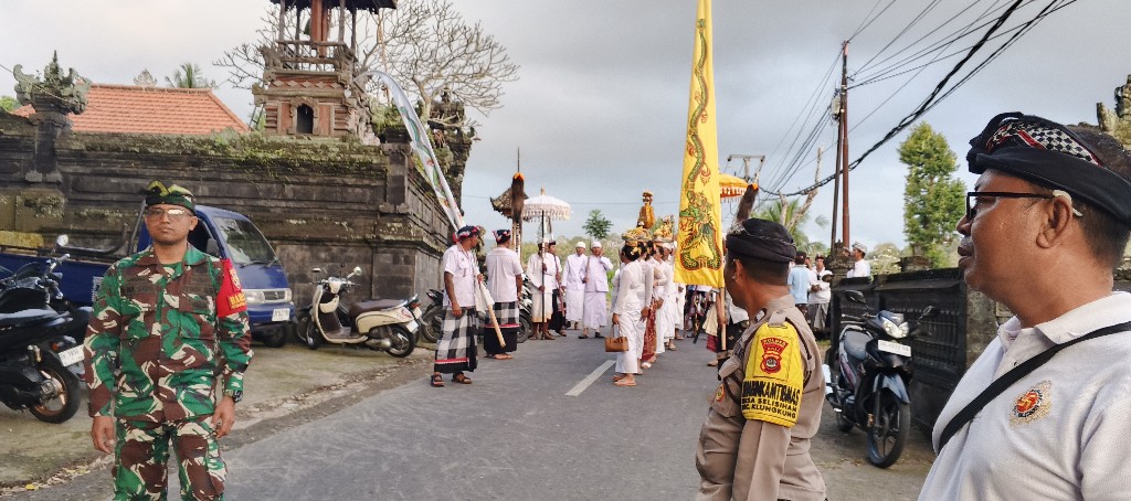 
Perkokoh Sinergitas dan Dukung Adat Tradisi, Babinsa Selisihan Bersinergi Kawal Upacara Penyineban di Pura Dalem
