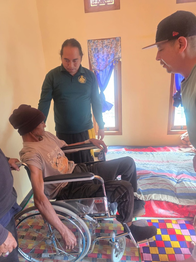 MSP Berbagi Kasih, Sambangi Warga Miskin 16 Orang Hidup Dalam Satu Rumah di Kintamani
