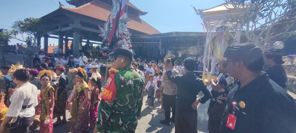 Perkokoh Sinergitas, Babinsa Kutampi Gelar Pengamanan Bersama Upacara Mepeed