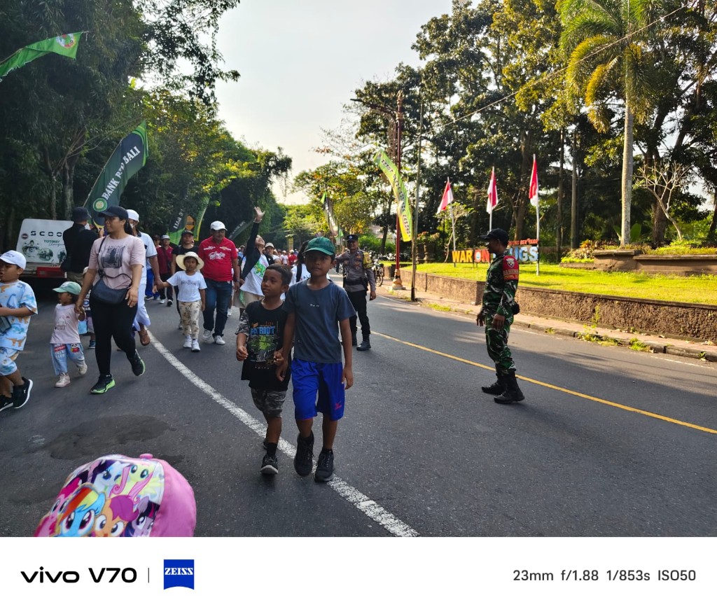 Ratusan Masyarakat Banjarangkan Semangat Ikuti Jalan Santai, Semarakkan HUT RI Ke 81 