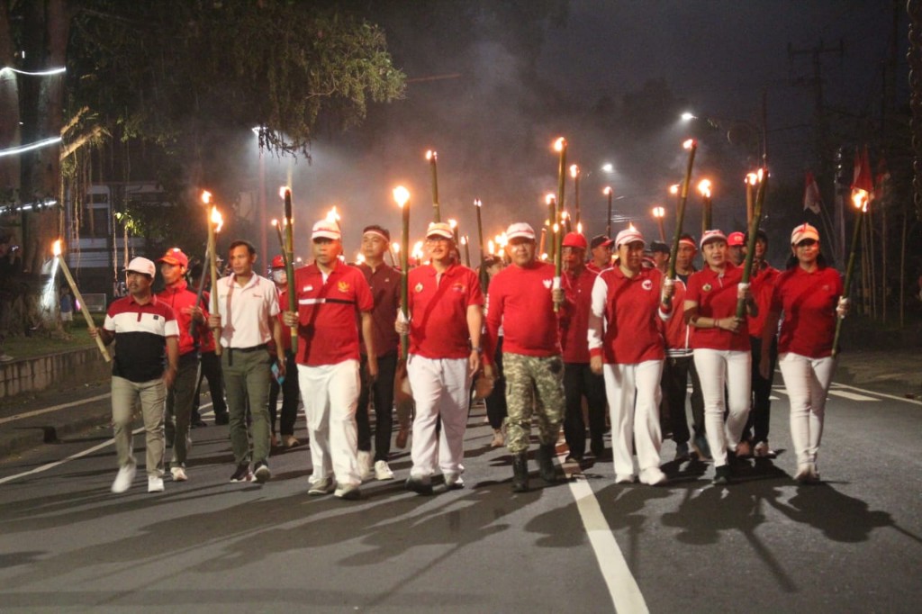 Semarak HUT ke-81 RI di Bangli: Ribuan Warga dan ASN Gelar Pawai Obor, Bikin Formasi Angka 81