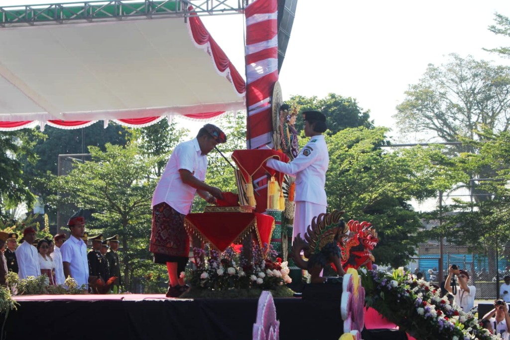 Bupati Sedana Arta Pimpin Upacara HUT ke-81 RI di Alun-Alun...