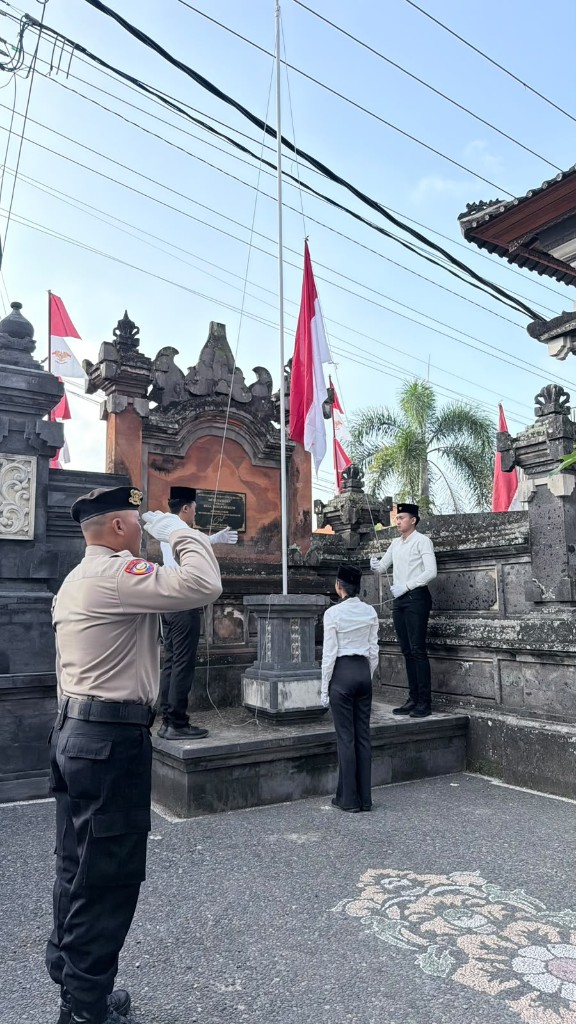 Kobarkan Semangat Nasionalisme, Babinsa Nyalian Hadiri Upacara Peringatan HUT Ke 81 RI Di Desa Bianaan 