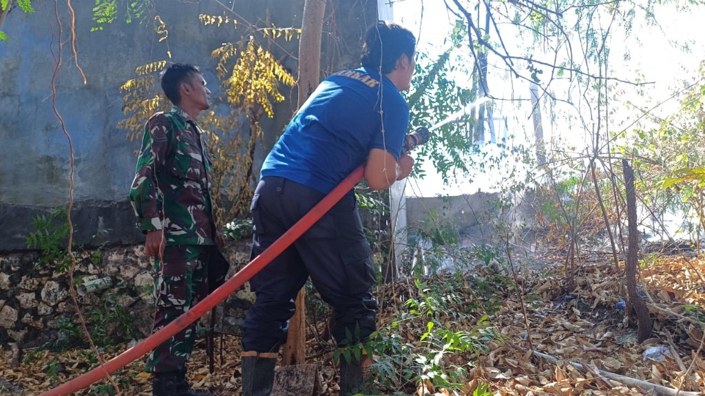 Turun Tangan, Babinsa Batununggul Bersinergi Padamkan Kebakaran Bangunan Bekas Watersport