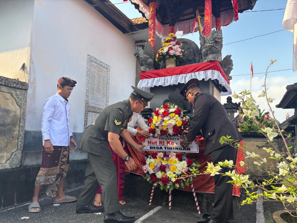 Tugu Perjuangan Jadi Saksi, Babinsa Tihingan Beri Penghormatan di Upacara Tabur Bunga  