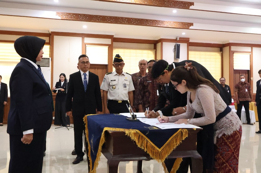 Kakanwil Kemenkum Bali Lantik 20 WNI dan Pejabat Fungsional,...