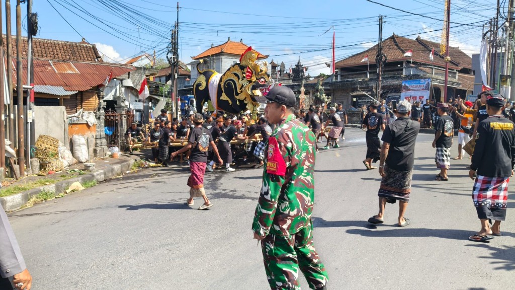 Diwarnai Arak-Arakan, Prosesi Pengabenan Massal di Dikawal Ketat Babinsa Paksebali