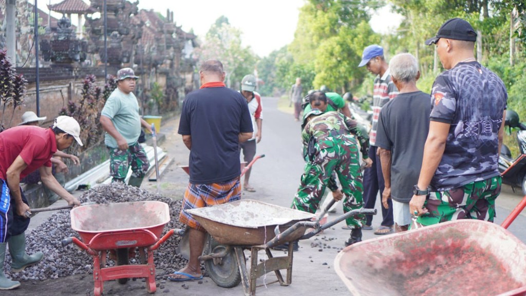 Kolaborasi TNI dan Masyarakat di Getakan Jadi Senjata Ampuh Percepat Pembangunan Jembatan Garuda
