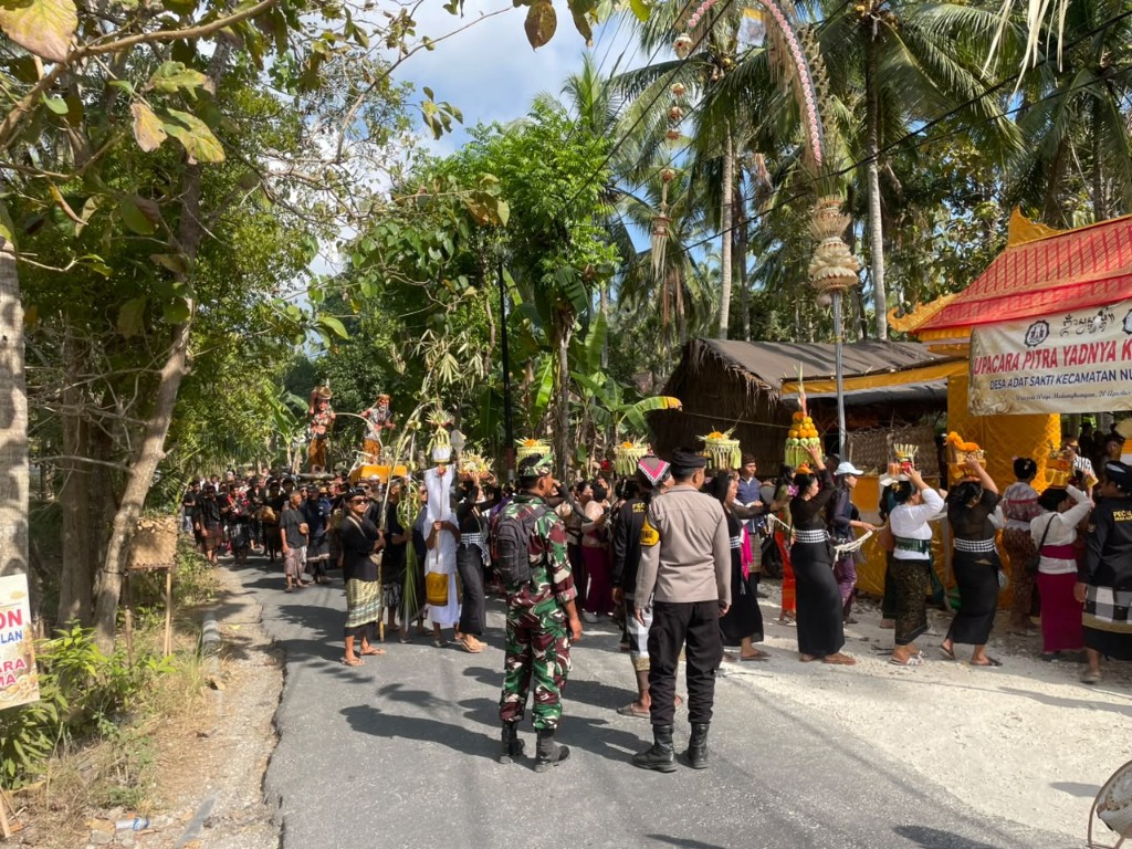 Amankan Upacara Mepeed, Babinsa Sakti Tegaskan Komitmen TNI Jaga Kelestarian Adat dan Tradisi