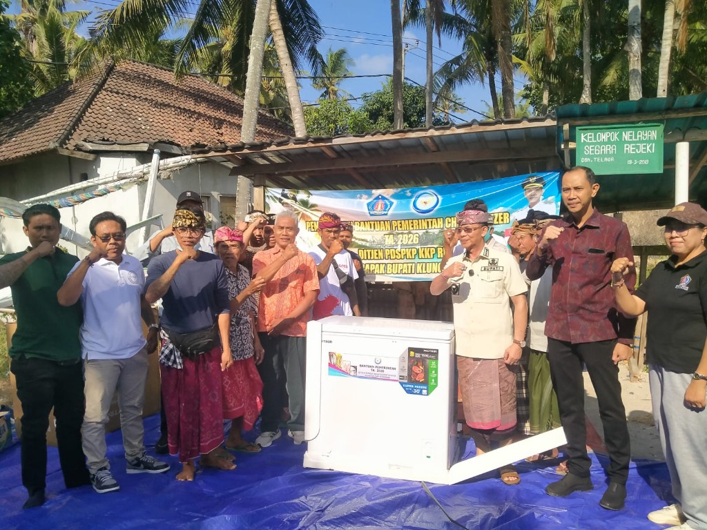 Hadiri Penyerahan Bantuan Chest Freezer di Dusun Telaga, Serda Zainul Berpesan Dirawat Dan Dimanfaatkan Dengan Tepat Guna