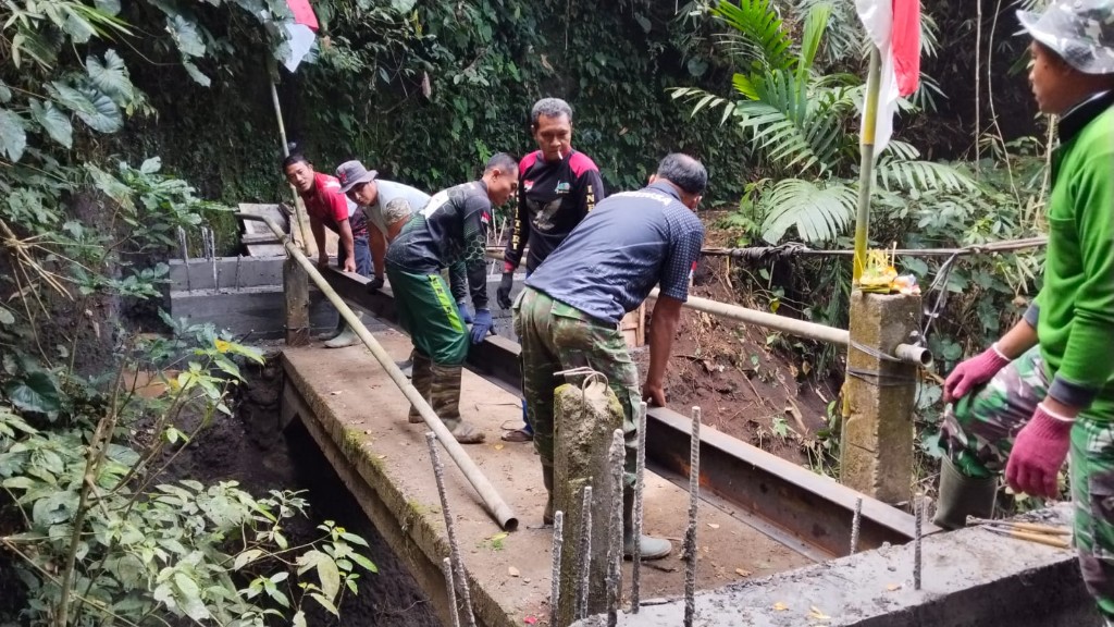 Rangka Utama Jembatan Garuda Desa Getakan Terpasang, Dandim Klungkung Pastikan Kualitas Jadi Skala Prioritas 