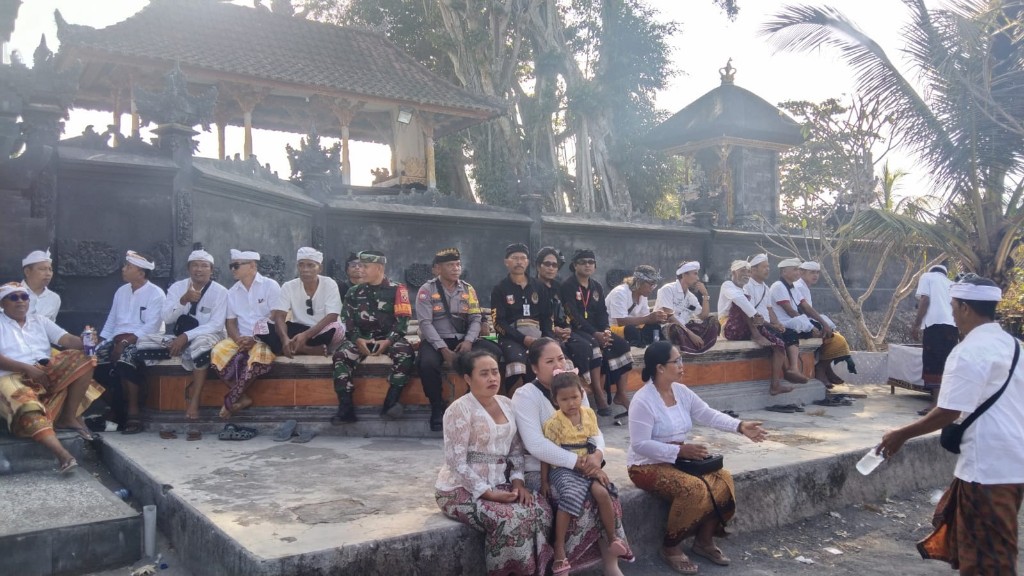 Upacara Ngeroras 88 Pitra, Babinsa Pejukutan Tegaskan Sinergi Aparat dan Masyarakat Jadi Kunci Suksesnya Upacara
