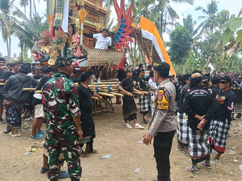 Ngaben Massal 47 Sawe, Babinsa Sakti Bersinergi Gelar Pengamanan Ketat