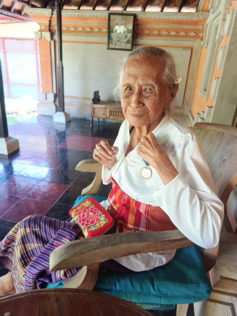 MADE NETY SUMIADI SANGGING 

96 TAHUN MENEMBUS  TIGA ZAMAN  

MENGABDI UNTUK PENDIDIKAN 