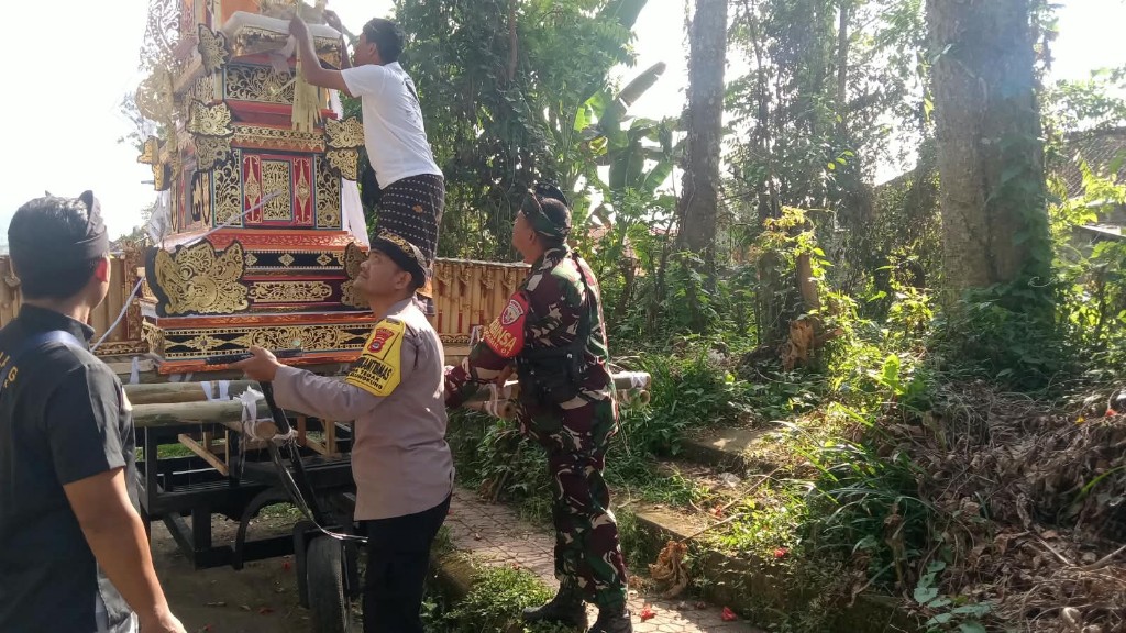 Dukung Adat dan Tradisi, Serka Nengah Sudiarsa  Bersinergi Amankan Ngaben Massal di Desa Tegak