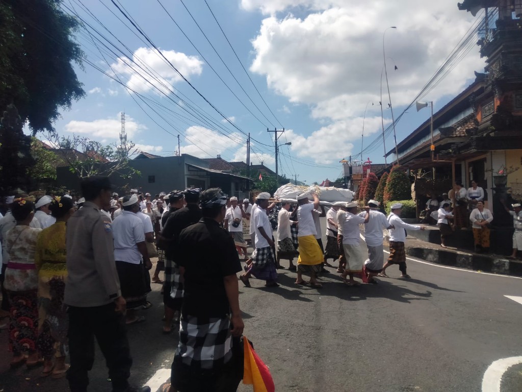 Tetap Kompak dan Solid, Serka Wayan Wardana Dan Pecalang Amankan Tradisi Nunas Daun Beringin di Desa Adat Besang Kangin
