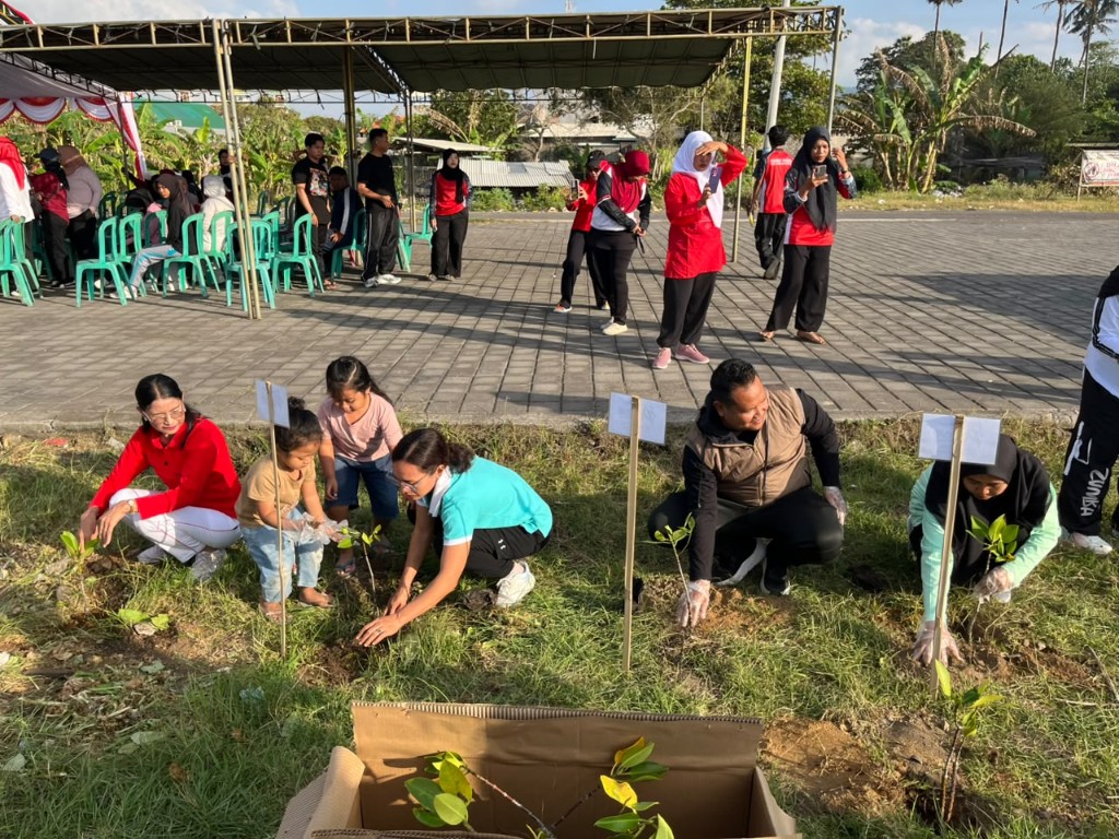 Dampingi Aksi Tanam Pohon HUT RI Ke 81, Babinsa Kampung Kusamba Perkuat Semangat Kebersamaan Menjaga Kelestarian Lingkungan