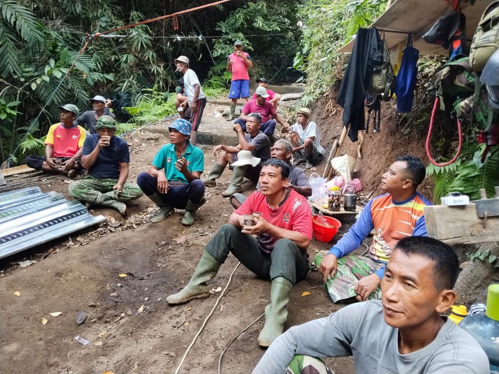 
Begini Potret Kebersamaan dan Kemanunggalan TNI dan Masyarakat di Pembangunan Jembatan Garuda Desa Getakan
