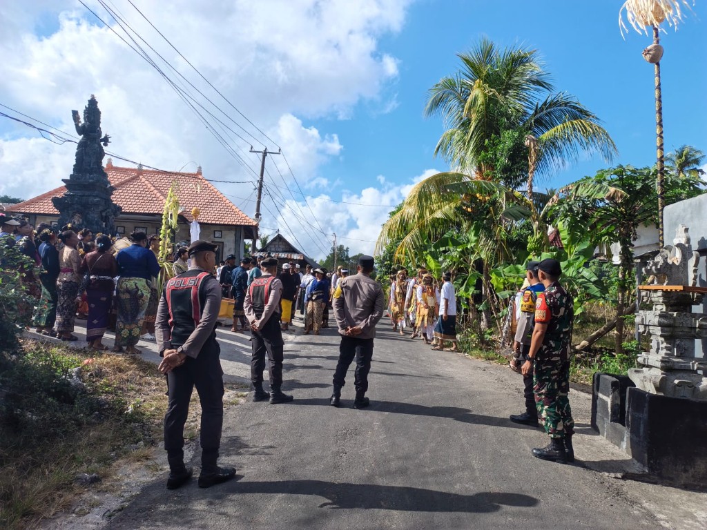 Menyatu Dalam Tradisi, Babinsa Klumpu Hadir di Upacara Mendak Toya Ning  Pastikan Aman dan Lancar
