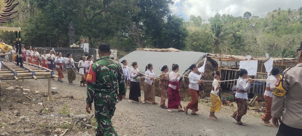 Tradisi Sakral Dikawal Babinsa, Ratusan Warga Banjar Calik Gelar Prosesi Mepeed Rangkaian Ngaben Massal Dengan Khidmat