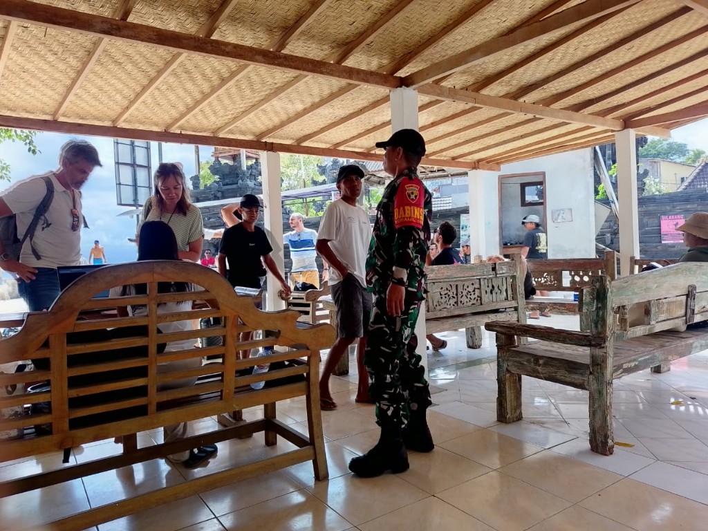 
Antisipasi Potensi Kerawanan di Pintu Keluar Masuk, Babinsa Lembongan Gelar Patroli dan Pengamanan di  Pelabuhan Mushroom
