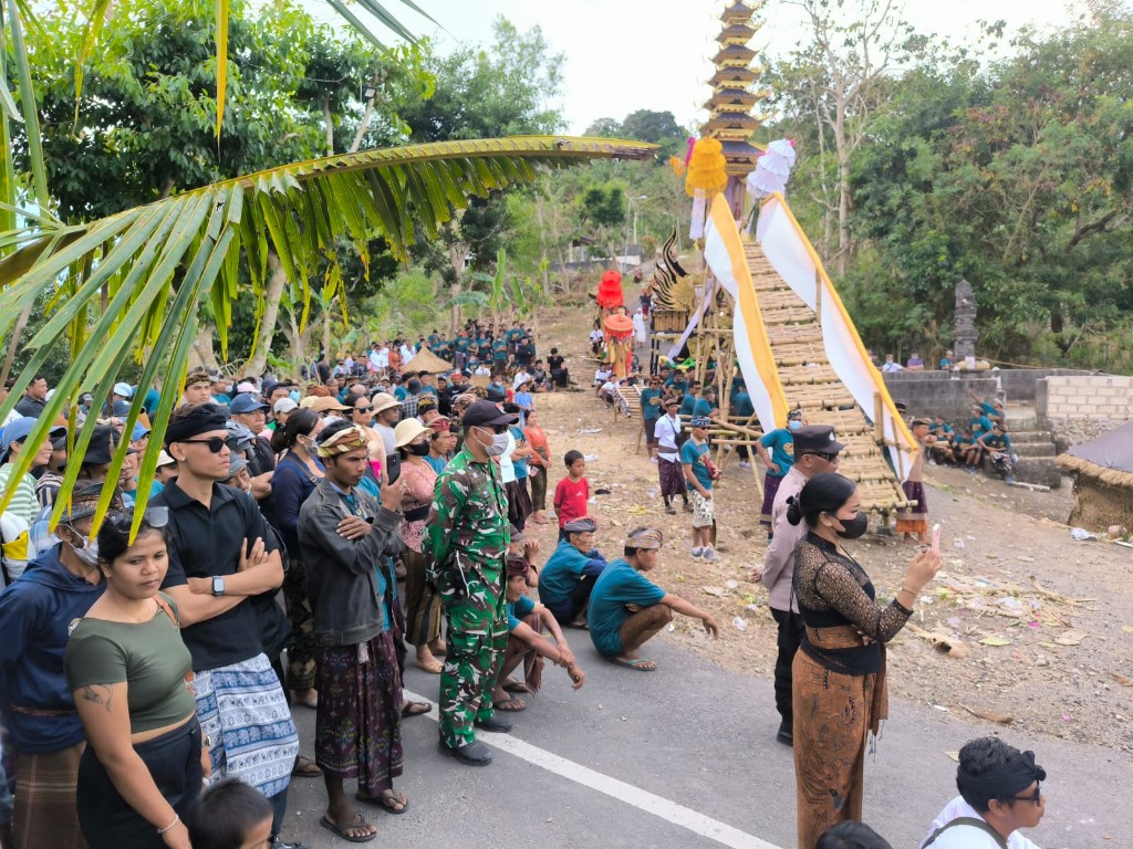 Kawal Ngaben Massal, Sertu Nursam Muliadi Tegaskan Wujud Kebersamaan Jaga dan Lestarikan Warisan Leluhur 