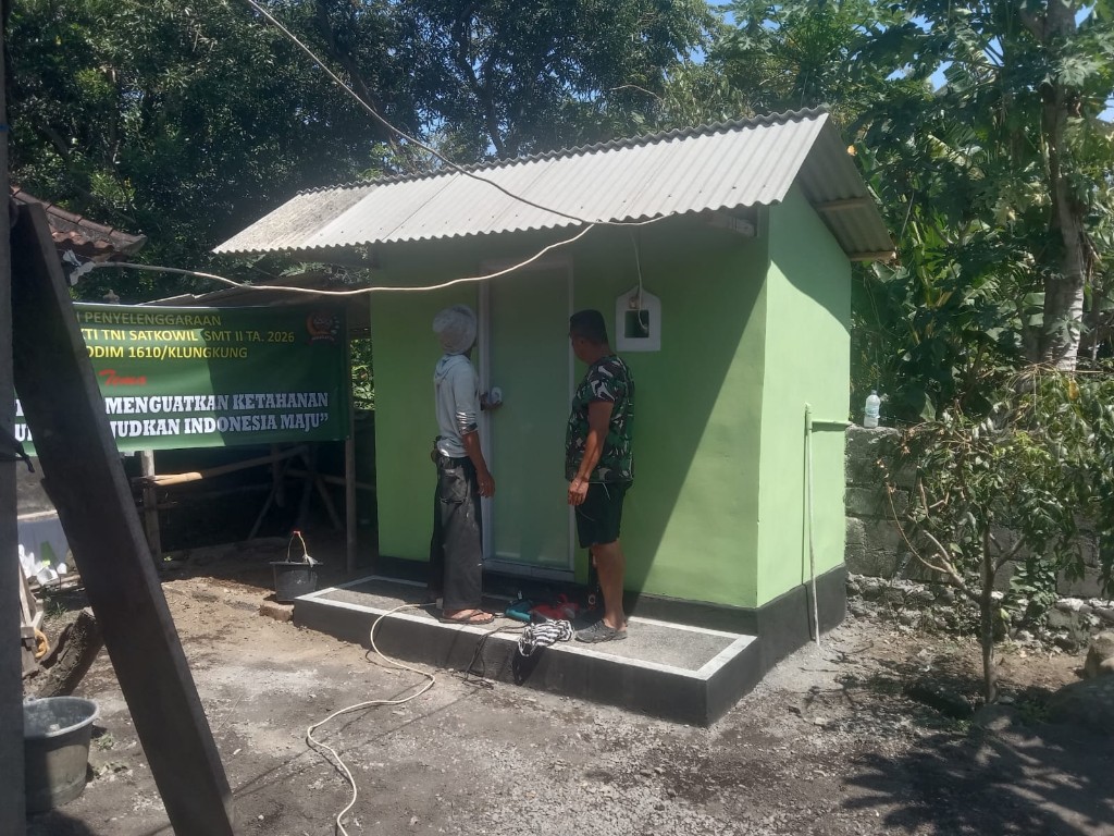 Karya Bhakti TNI Kodim Klungkung Sasar Desa Takmung; Kadek Suwidana Terima Rehab Jamban Sehat
