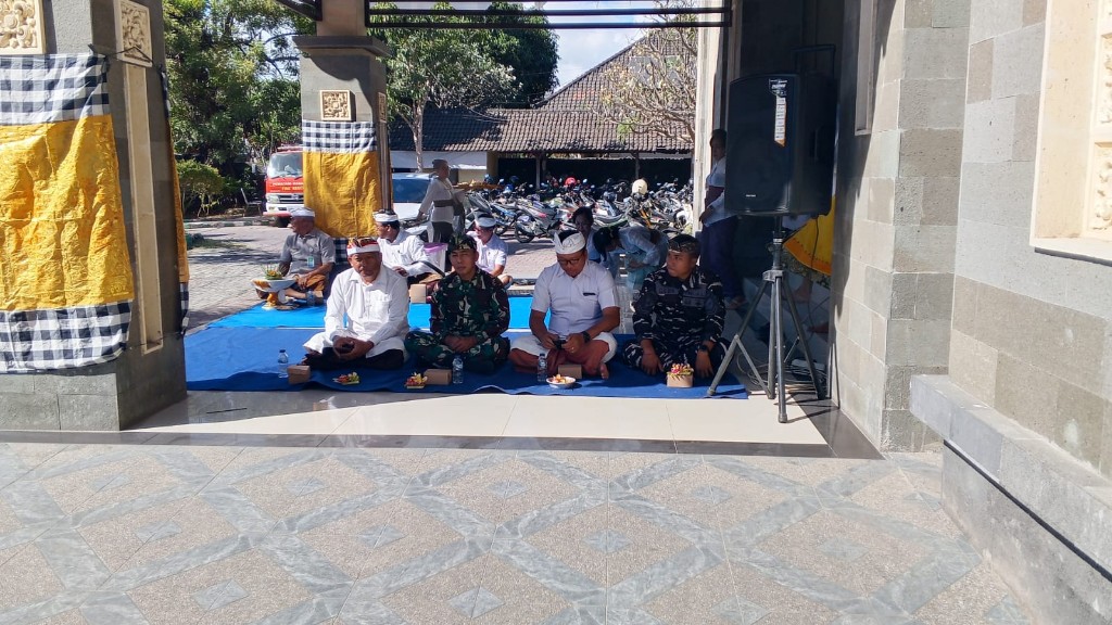 Pujawali di Kantor Camat Nusa Penida,  Mayor Suparno Hadi...