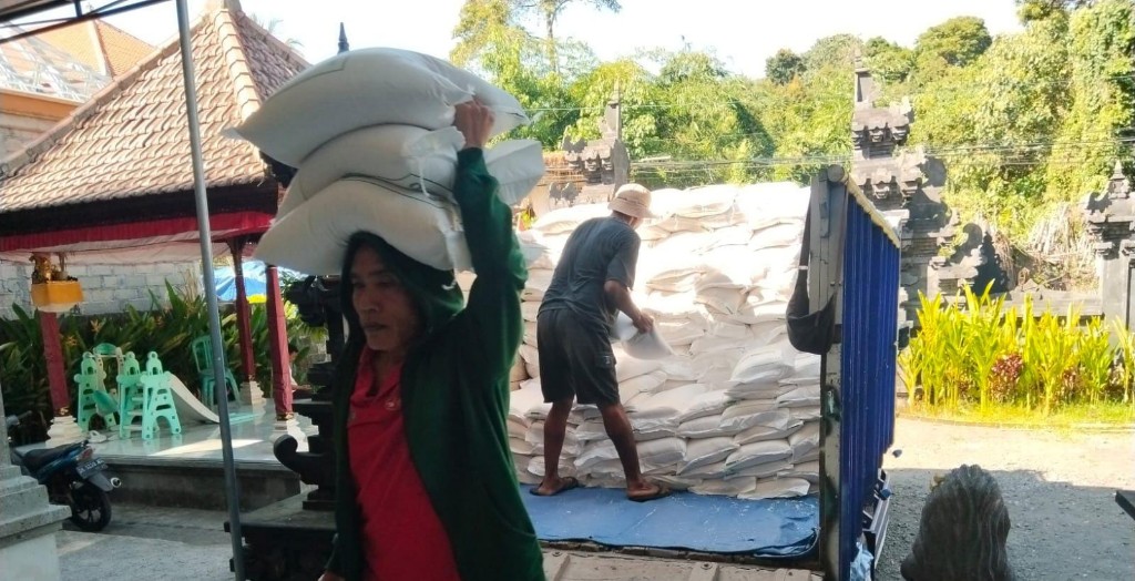 Bantuan Pangan Disalurkan, Babinsa Selat Tegaskan 586 KPM Terima Beras 