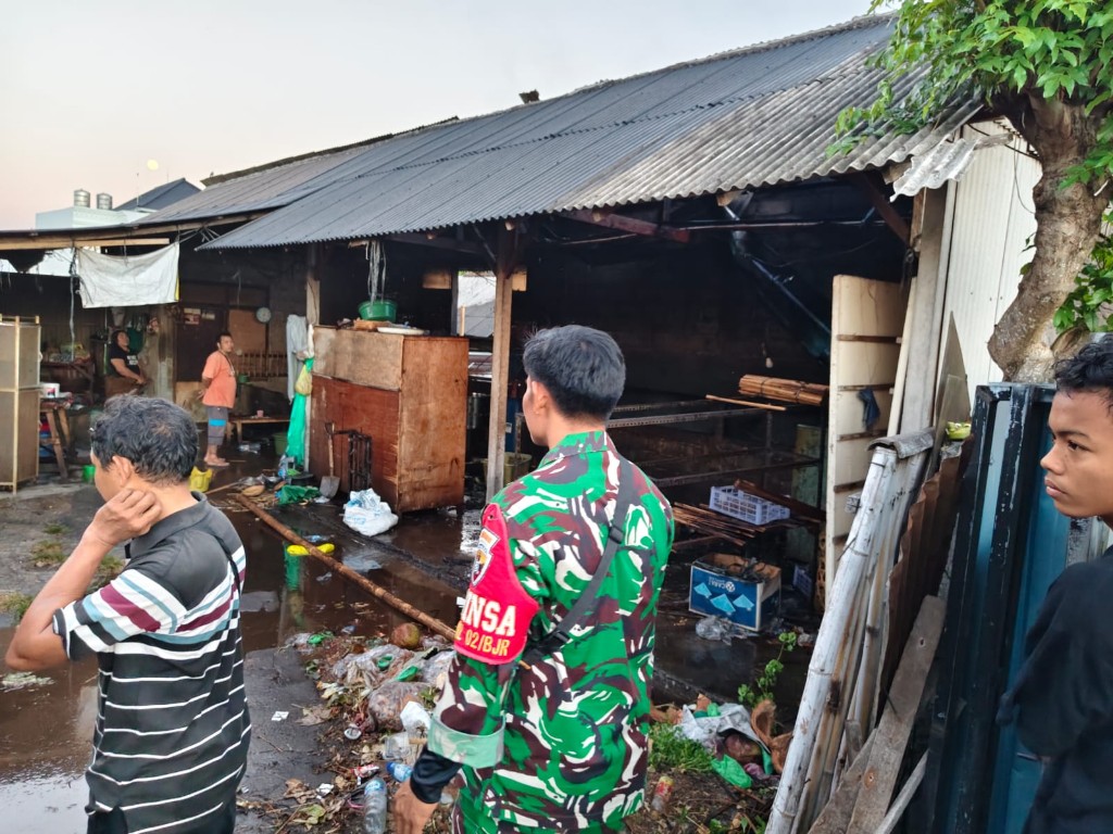 Cepat dan Sigap Babinsa Banjarangkan dan Aparat  Gabungan Bersatu Padamkan Kebakaran Usaha Pemanggangan Ayam di Dusun Selat
