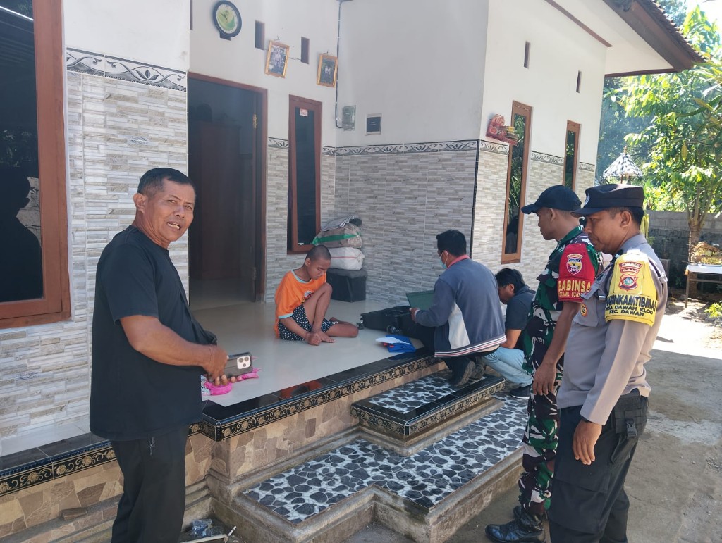 
Jemput Bola, Babinsa Dawan Kelod Dampingi Dukcapil Beri Layanan...