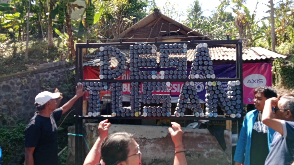 Sulap Sampah Botol Plastik Jadi Plang Nama Desa, Babinsa Tusan Apresiasi Prakarya Ecobrick KKN PMM Universitas Warmadewa