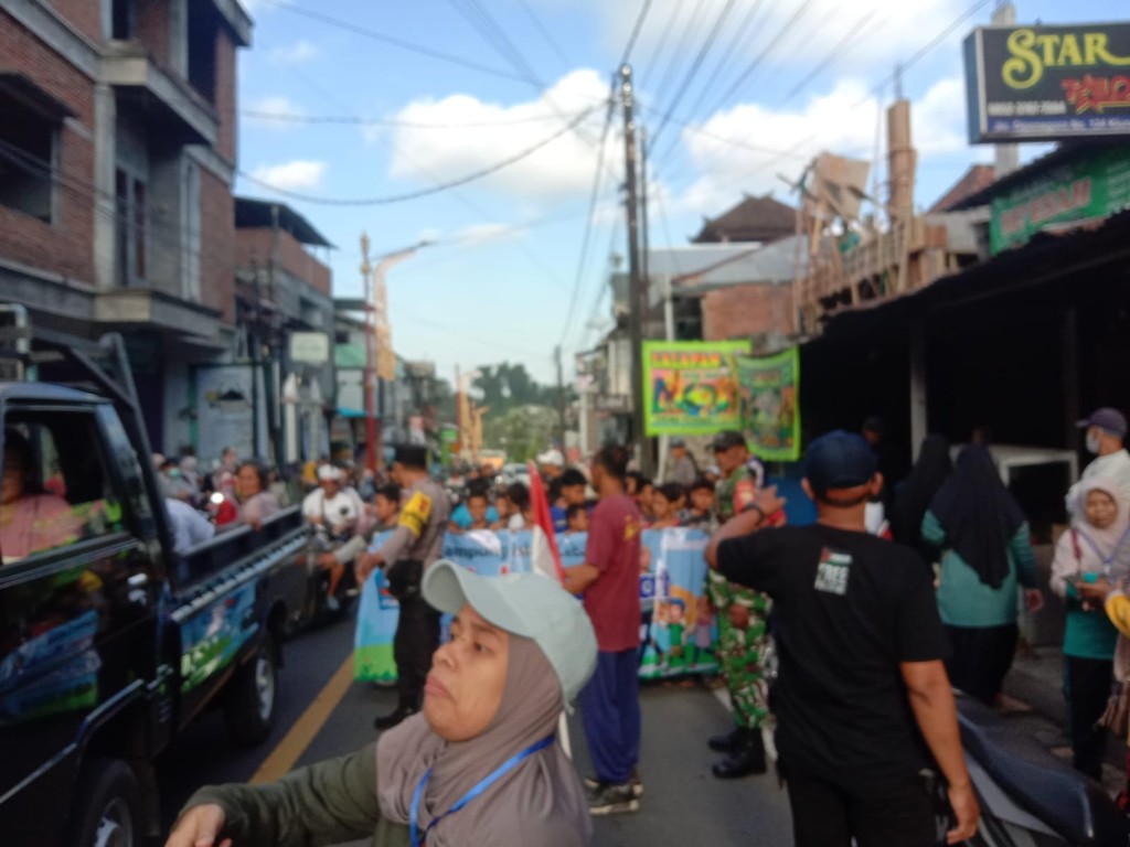 Dikawal Babinsa Semarapura Kangin, Warga Kampung Muslim Lebah Gelar Jalan Sehat Peringati  Maulud Nabi