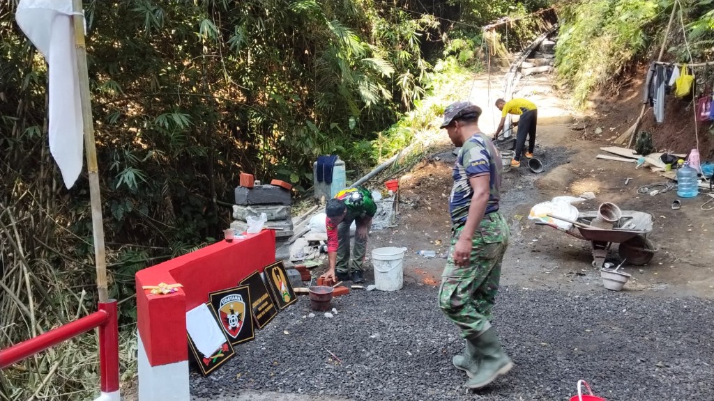 Berpacu Dengan Waktu,  Prajurit dan Warga Getakan Semangat Genjot Pembangunan Jembatan Garuda