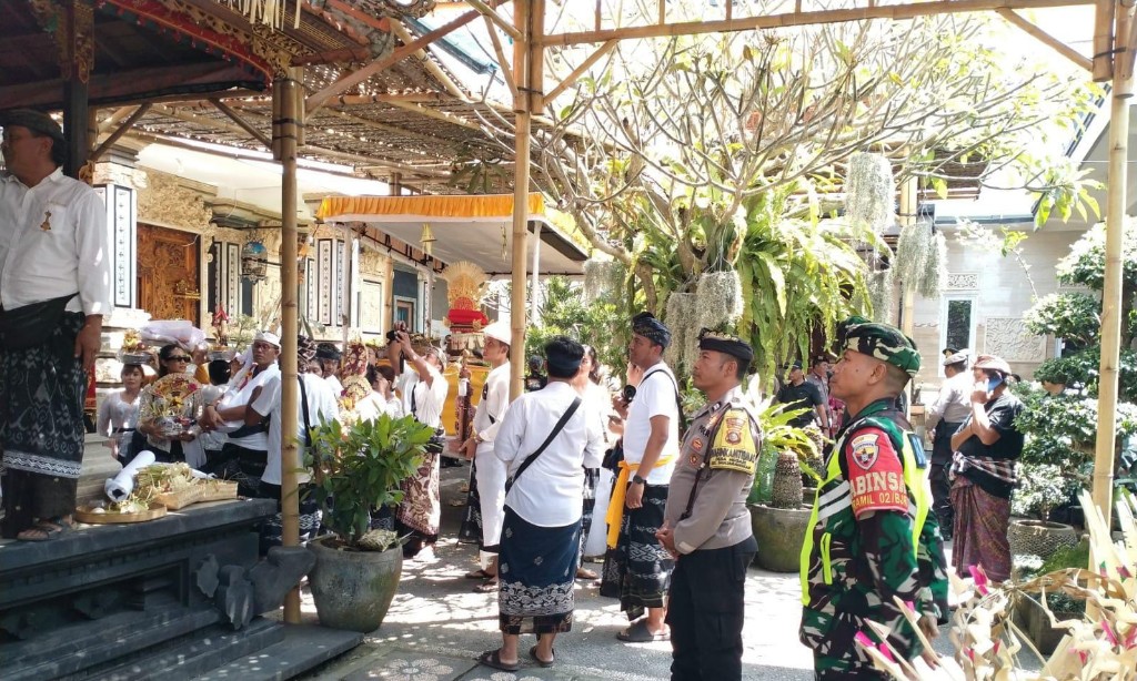 Penghormatan Terakhir Untuk Almarhum  Aiptu Purn I Gusti Ngurah Pudja, Babinsa Negari Bersinergi Kawal Perabuan Militer
