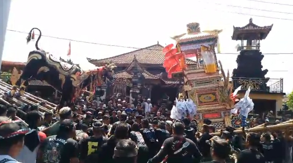 Ngaben Massal 26 Sawe di Dusun Kawan, Babinsa Jumpai Tegaskan Simbol Kuatnya Kebersamaan Masyarakat Lestarikan Tradisi, Adat dan Budaya