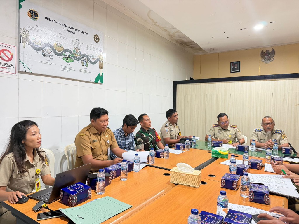 Sinergi TNI Sukseskan Pembangunan PLTS di Nusa Penida, Babinsa Suana Hadiri Rakor Pembentukan Pelaksana Satgas Pengadaan Tanah