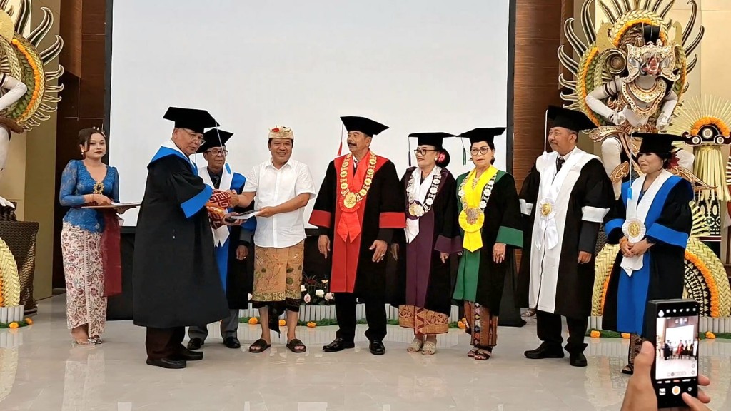 KUKUHKAN EMPAT GURU BESAR, REKTOR UHN SUGRIWA TEKANKAN KUALITAS AKADEMIK DAN DAMPAK KE MASYARAKAT
