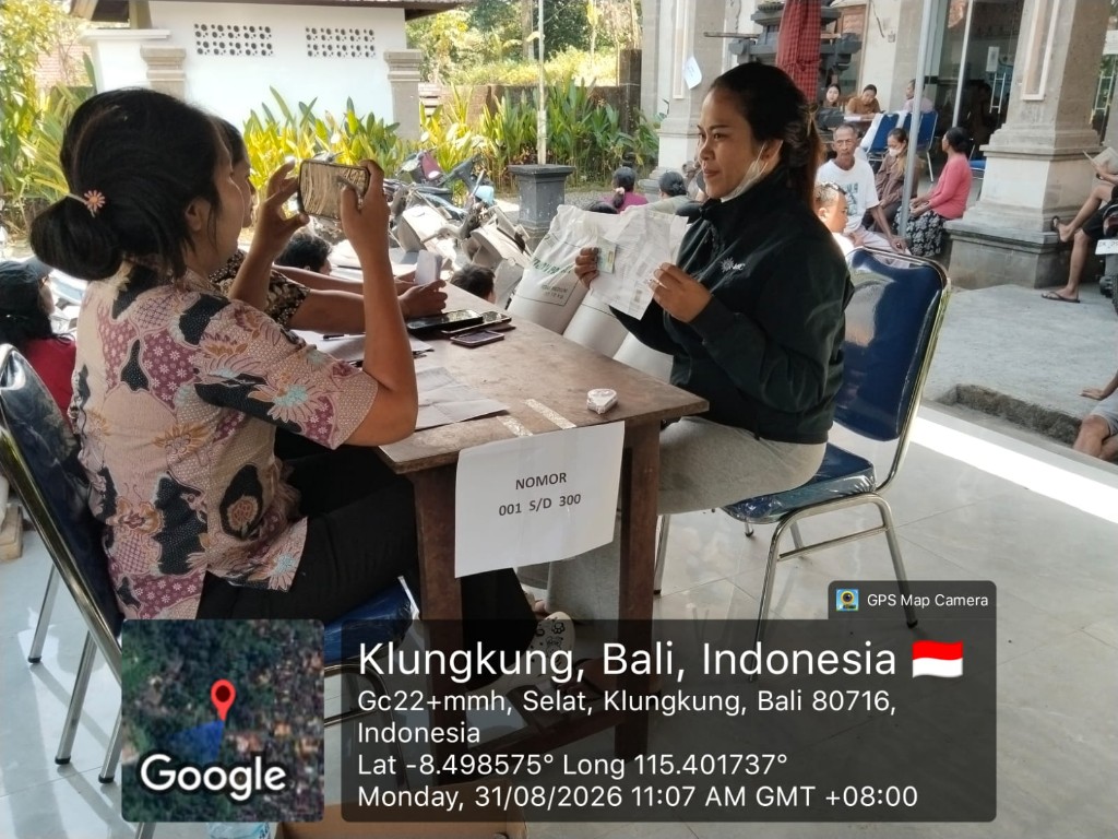 Babinsa Selat  Dampingi 586 Warga Terima Bantuan Pangan Beras, Tegaskan Kontribusi TNI Tingkatkan Kesejahteraan Masyarakat 