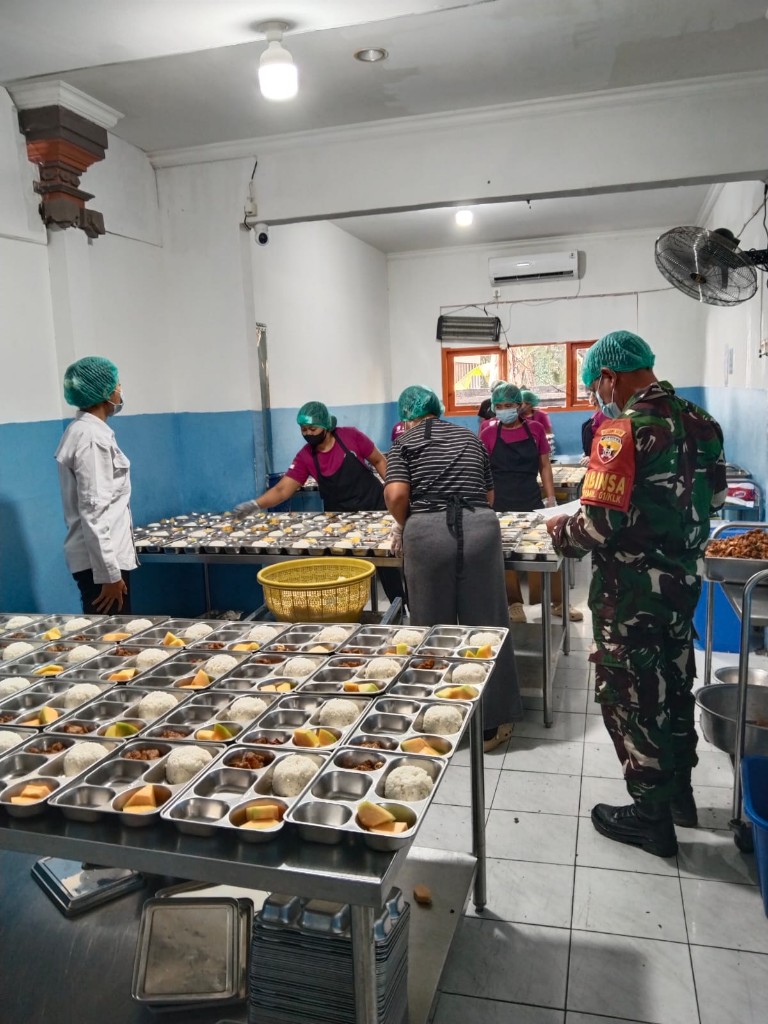 TNI dan Dinkes Turun Langsung Cek Kelayakan Dapur SPPG, Babinsa  Selat Pastikan MBG Sehat dan Aman Dikonsumsi