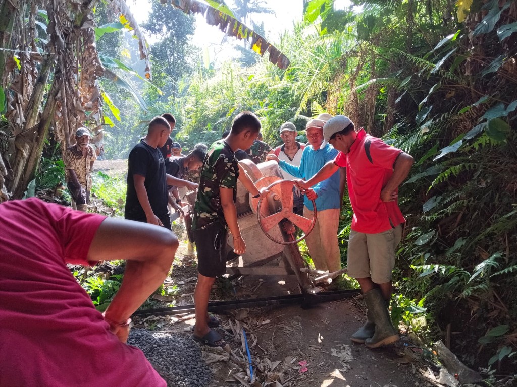 Geser Material dan Molen, TNI dan Krama Subak Daringan Bersihkan Area Jembatan Garuda
