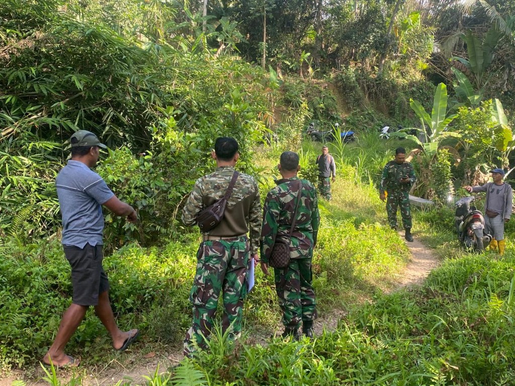 Optimalkan Perencanaan dan Kesiapan Pembangunan Jembatan Garuda, Babinsa Nyanglan Dampingi Tim Denzibang Survey Lokasi