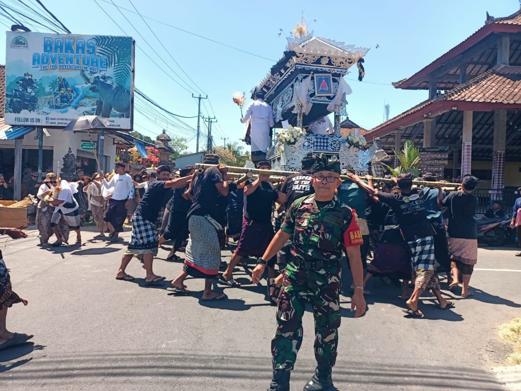 Dandim Klungkung Terjunkan Babinsa Gelar Pengamanan Ngaben, Tegaskan Komitmen TNI Selalu Ada Bagi Masyarakat   