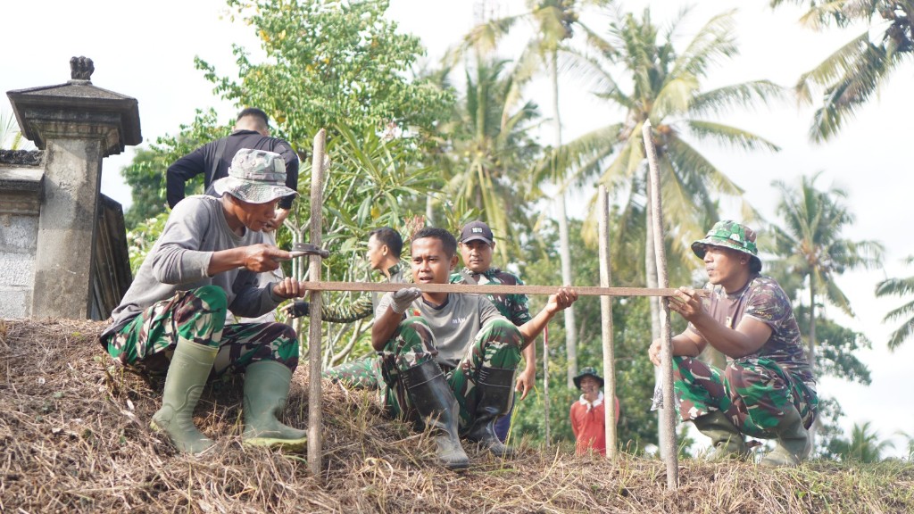 Hari Ketiga Pra TMMD ke-130 Kodim Klungkung, Pembuatan Senderan di Pura Prajapati Tihingan Masuki Tahap Pembuatan Pondasi dan Dasar Pengecoran