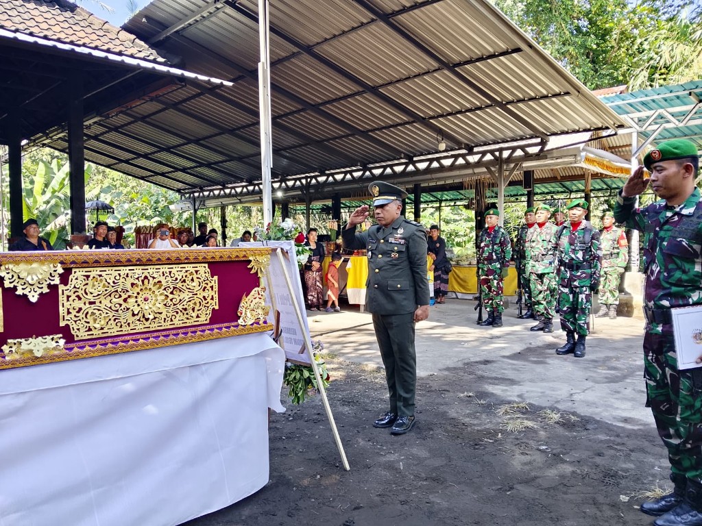
Selamat Jalan Sang Purnawirawan, Kodim Klungkung Gelar Upacara Perabuan Secara Militer Almarhum Peltu ( Purn ) I Made Sarma