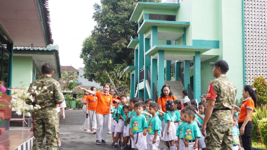 TNI Sahabat Anak, Kodim Klungkung Kenalkan Profesi Tentara Kepada TK Negeri Desa Kamasan