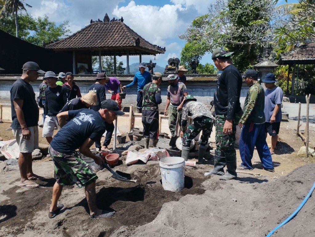 Cuaca Panas Jadi Kawan, Prajurit dan Warga Tihingan Lanjutkan Pengecoran di Pura Prajepati Tihingan  