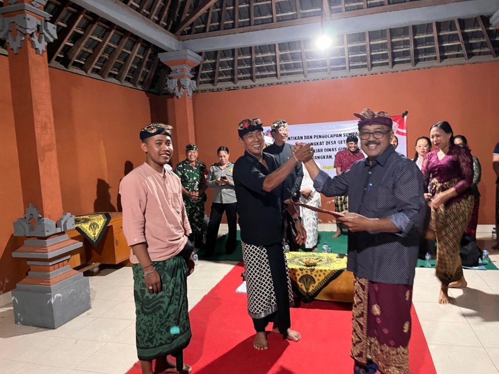 Tongkat Kepemimpinan Dusun Gunung Rata Berganti, Babinsa Getakan Kawal Pelantikan Kadus