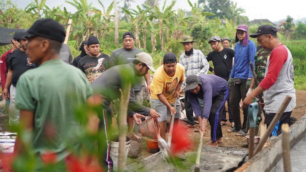Pra TMMD 130 Kodim Klungkung Hari Keenam Berjalan, Pengecoran Senderan Pura Prajepati Sisi Timur Tuntas 100 Persen